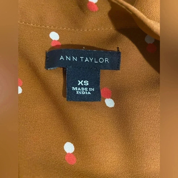 ANN TAYLOR Polka Dot Print Split Neck Pleated Blouse. Size XS - Picture 5 of 8